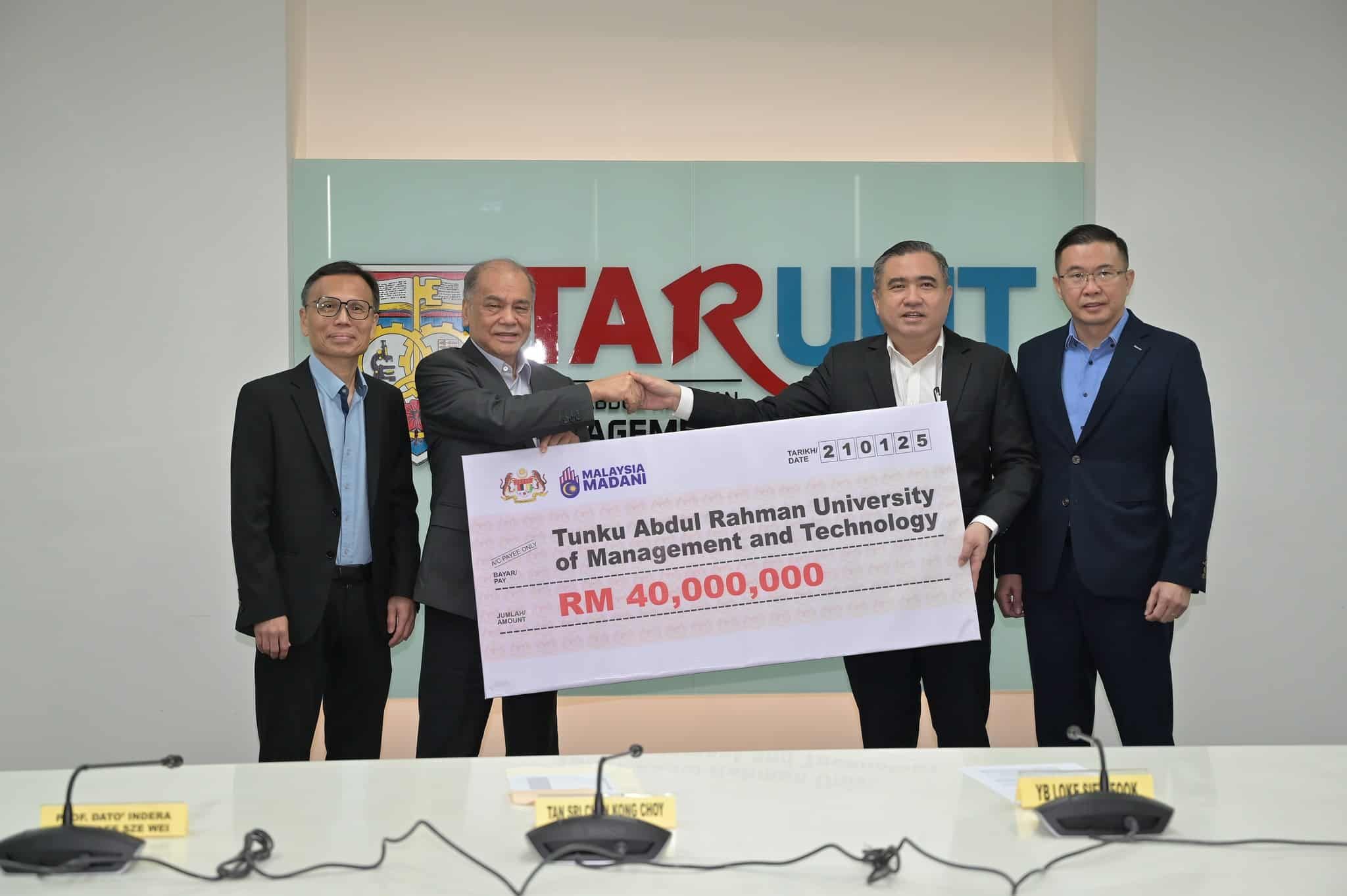 陆兆福今代表安华移交    拉曼理工大学续获4000万拨款