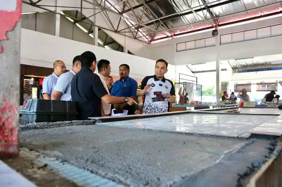 谢瑞詹趁沿戶拜早年派柑时机 宣传雪政府佳节购物券福利