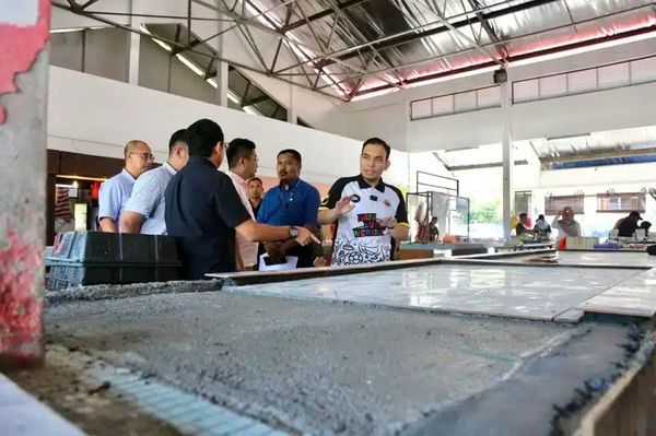 谢瑞詹趁沿戶拜早年派柑时机 宣传雪政府佳节购物券福利