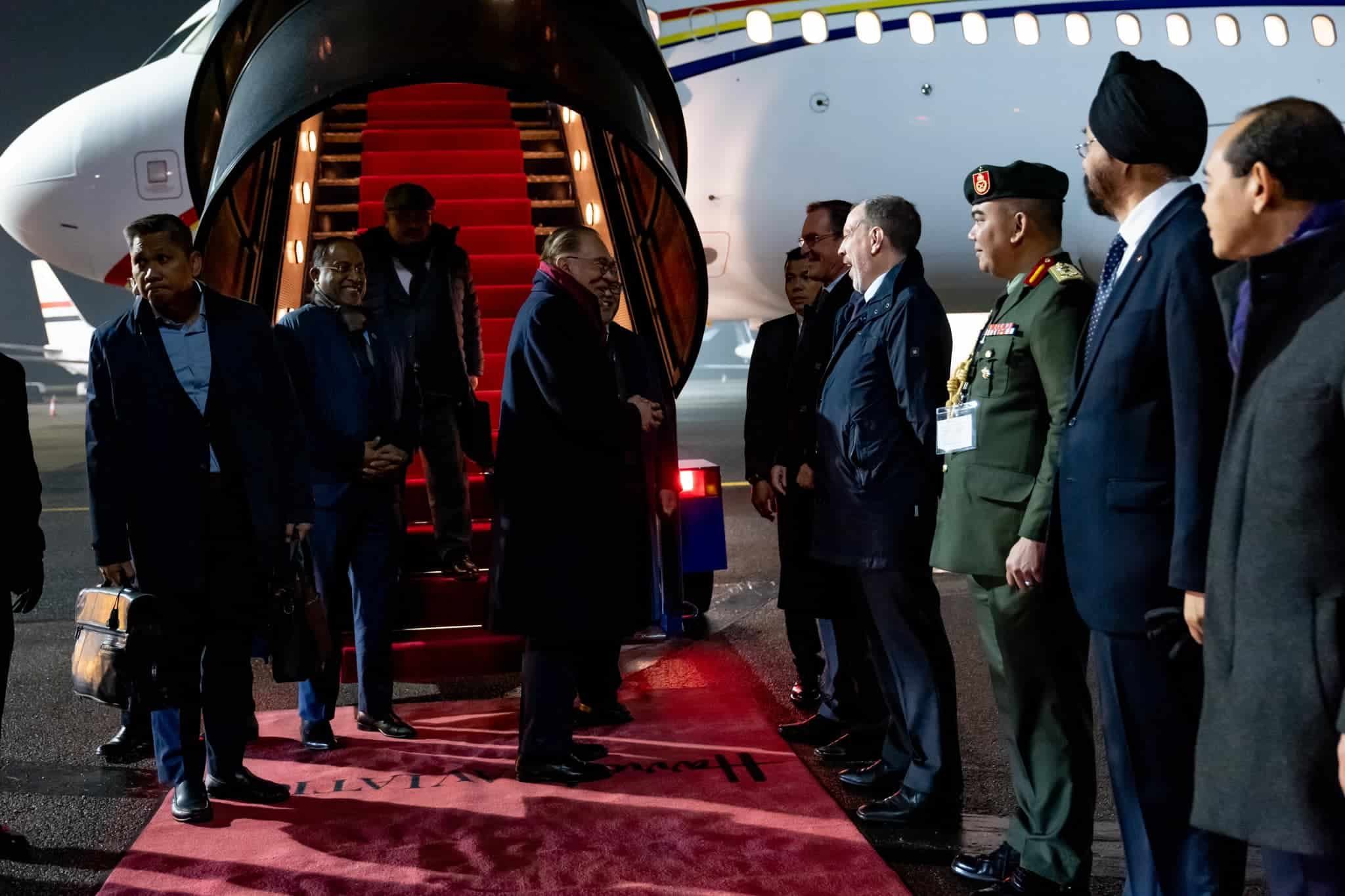 安华与斯塔默双边对话  英国矢加强与东盟合作