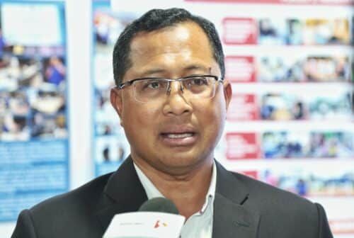 灵市3餐馆占停车位放桌椅被取缔