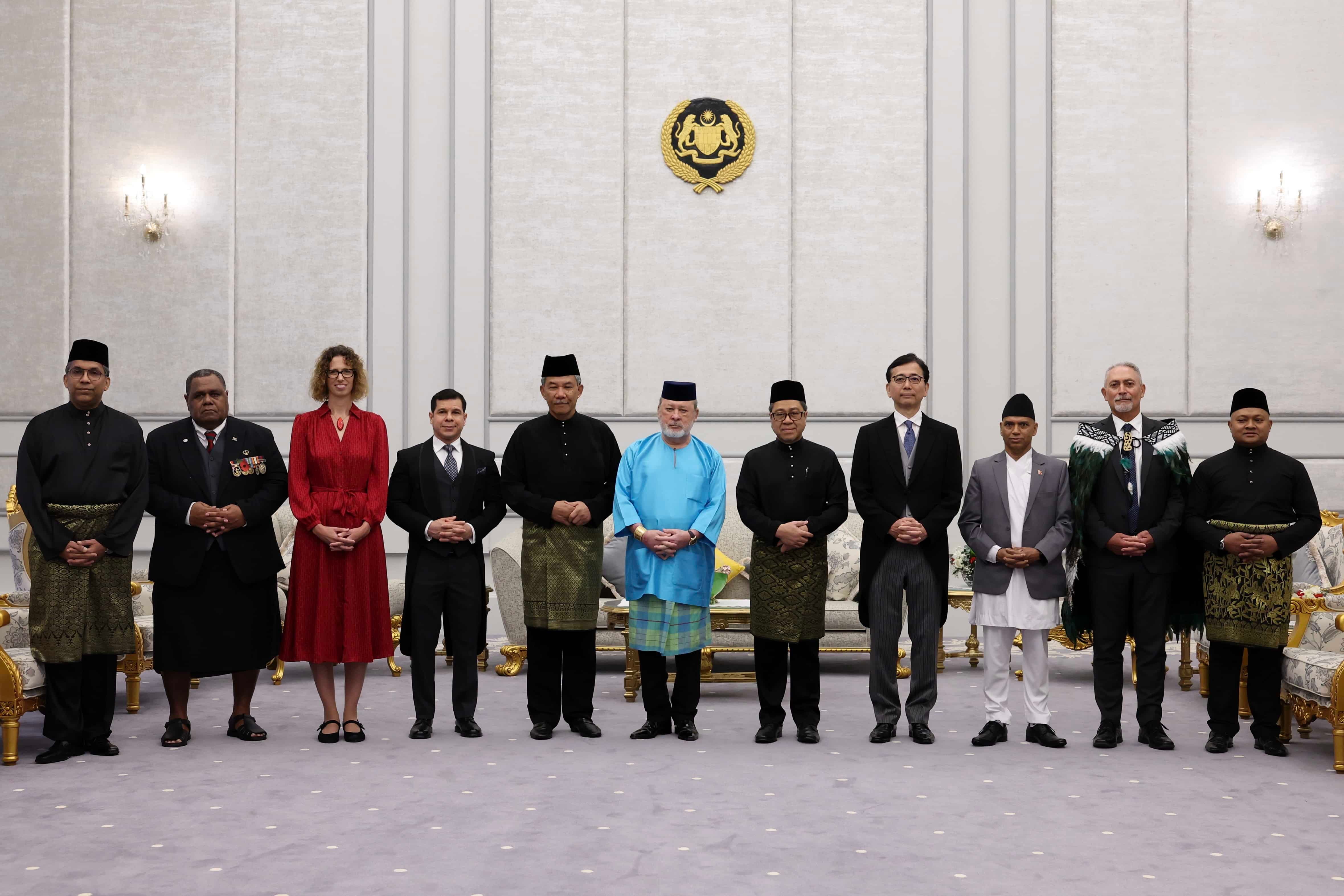 元首接收6外国使节呈递国书