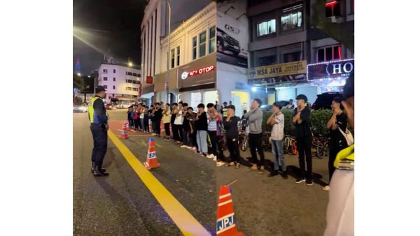 (视频)跨年夜飙蚊型脚车遇警截停 21少年被罚路边深蹲拉耳