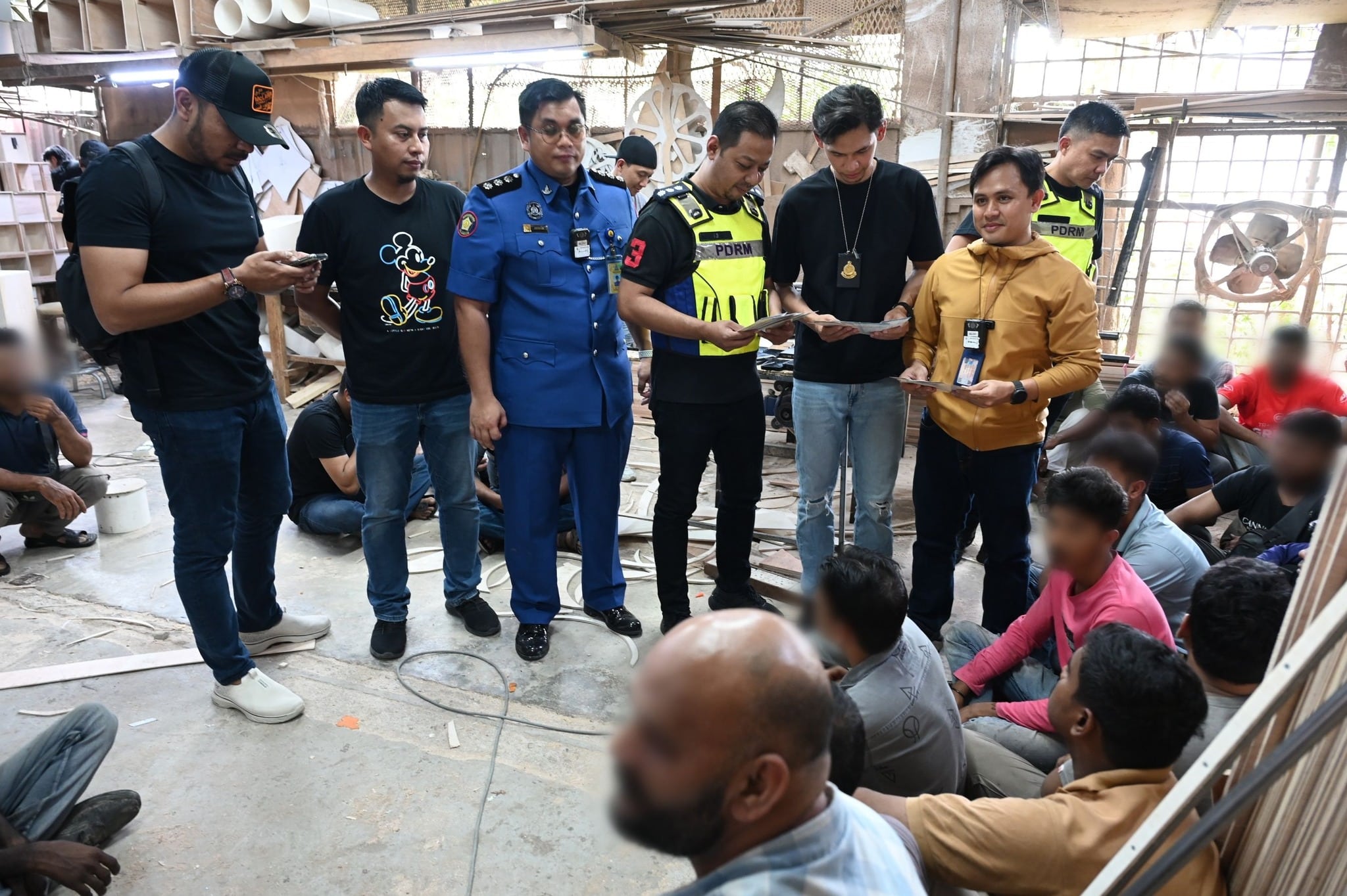 MBPJ-Imigresen sita empat premis niaga langgar syarat, tahan 52 warga asing