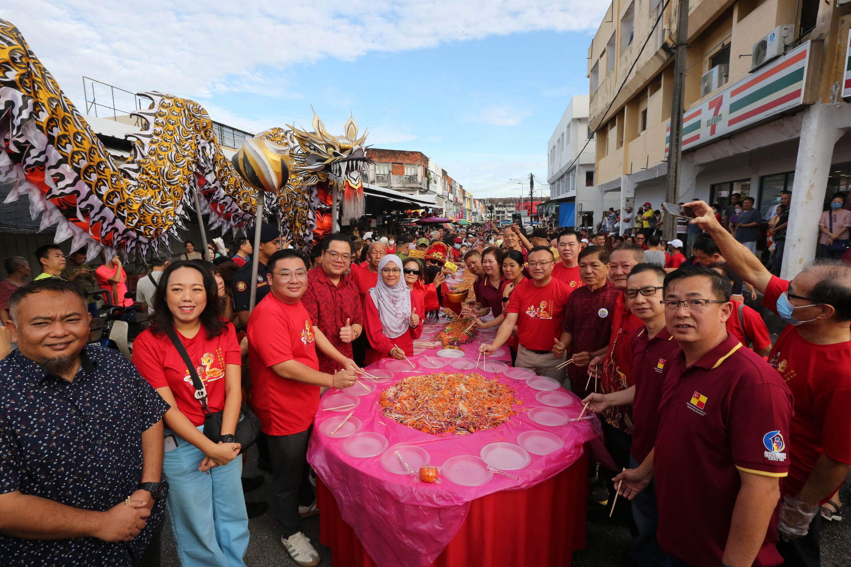 88尺长捞生壮观引人注目  太子园逾千人齐捞生迎春