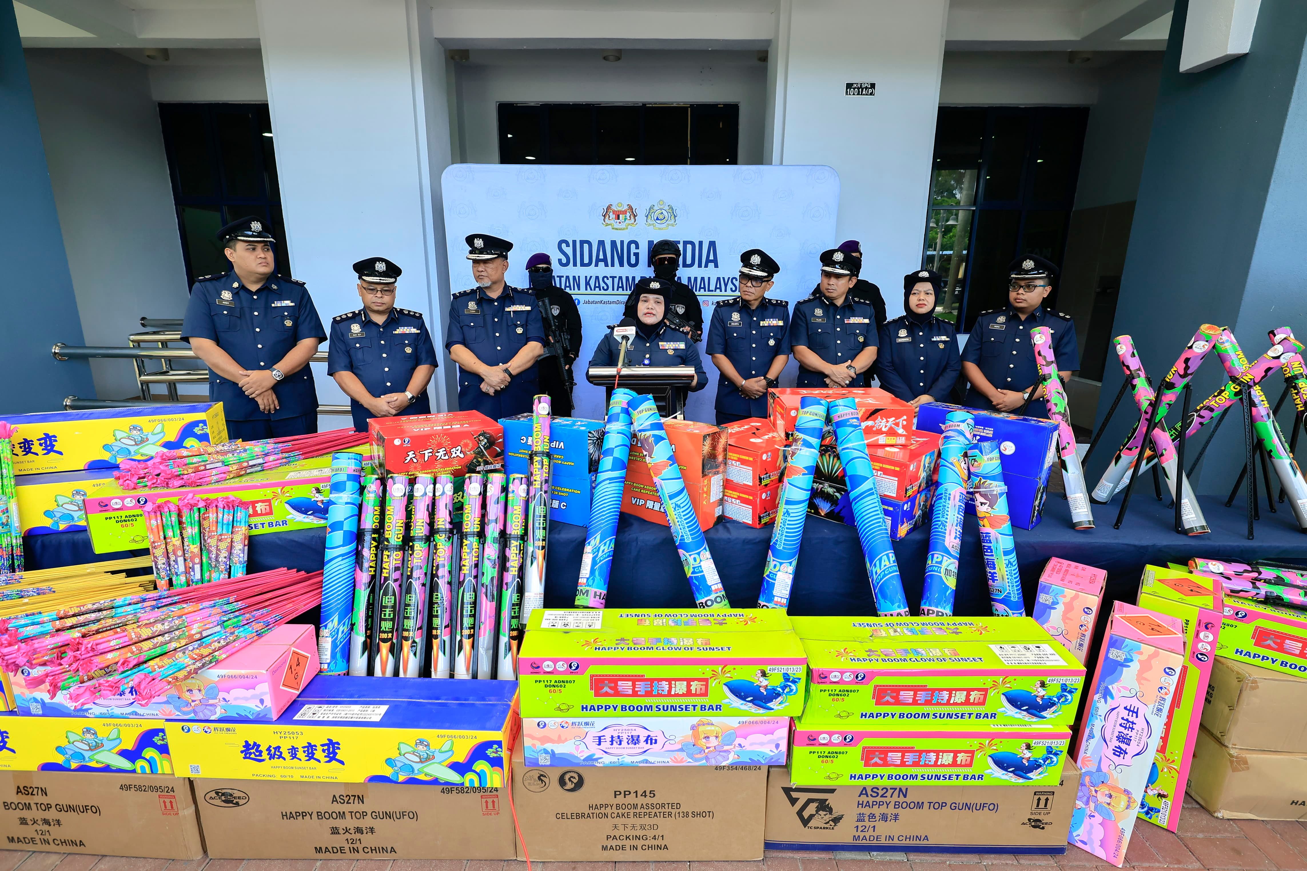 关税局起105万令吉爆竹烟花毒品