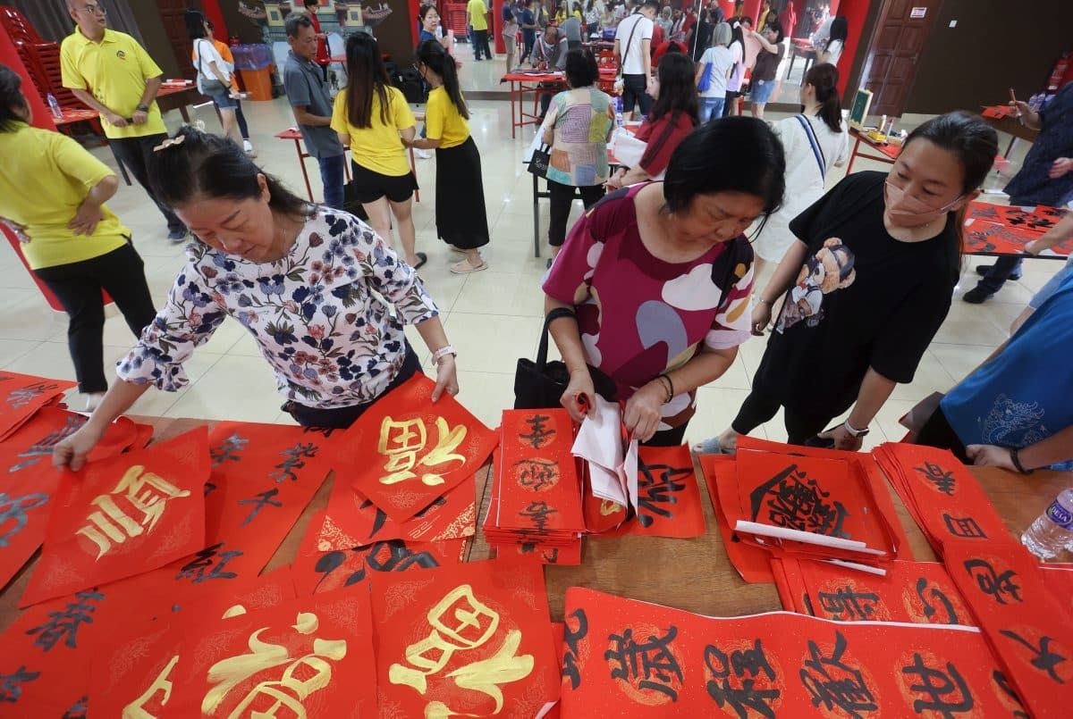 万寿宫办挥毫送祝福活动  逾百春联赠村民添仁村喜气