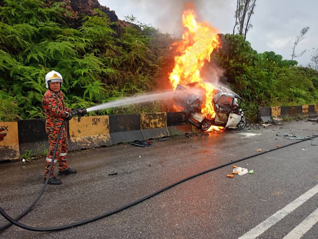 轿车撞四驱车后起火  男司机被烧死.妻子获救