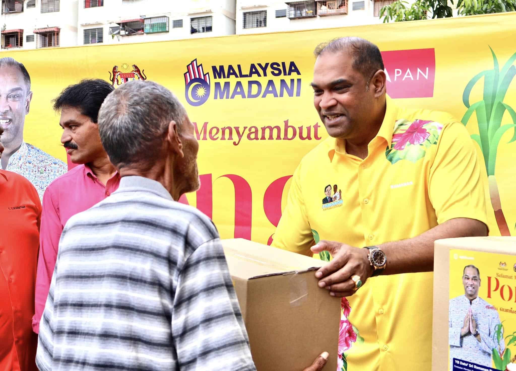 Sg Buloh MP distributes Ponggal kits to over 4,000 B40 constituents