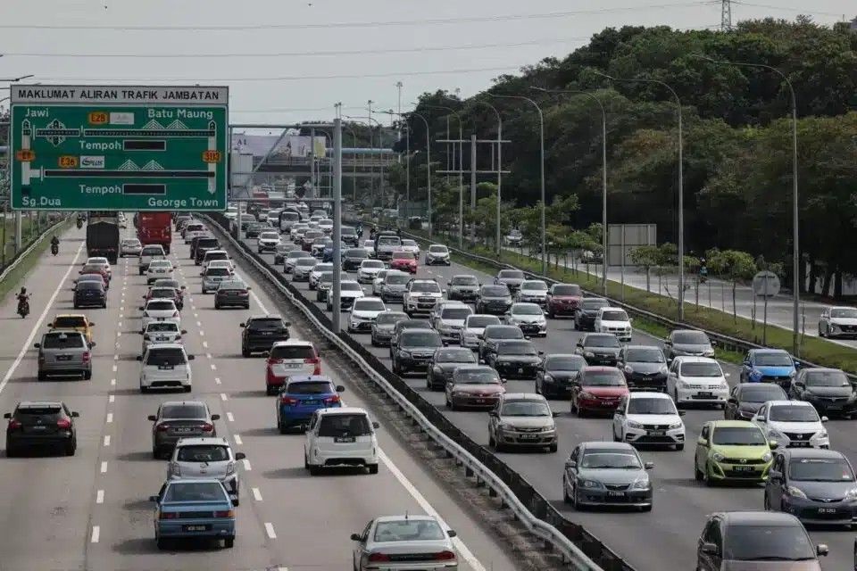 吉隆坡往哥打峇鲁路段  车流量激增！