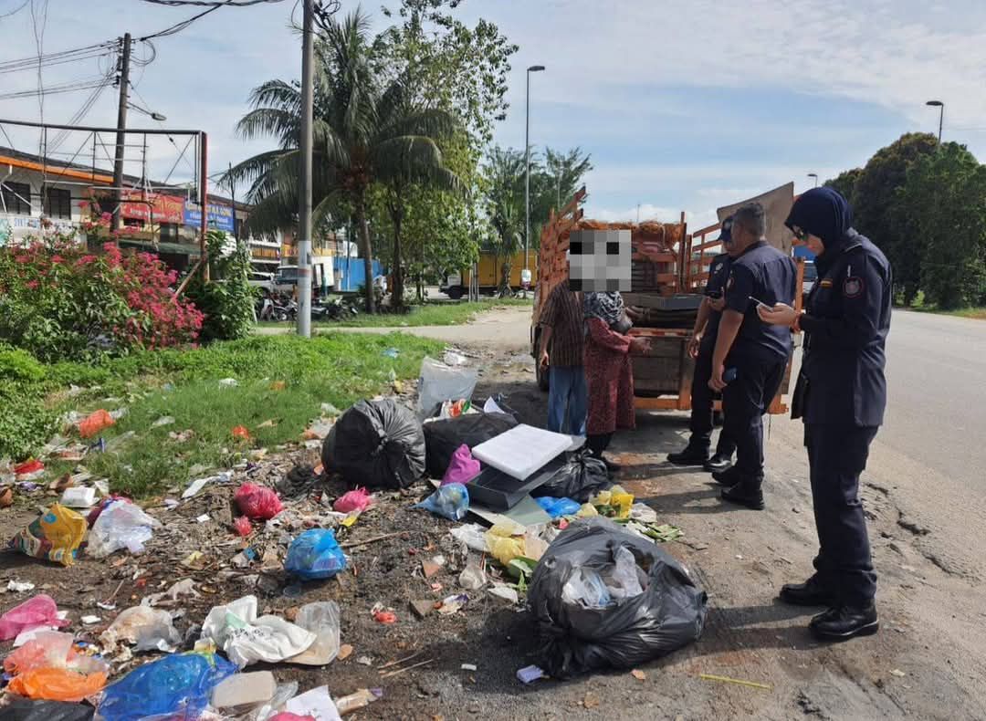 சாலையோரம் சட்டவிரோதமாகக் குப்பைகளைக் கொட்டிய லோரி பறிமுதல்- எம்.பி.எஸ்.ஏ. நடவடிக்கை