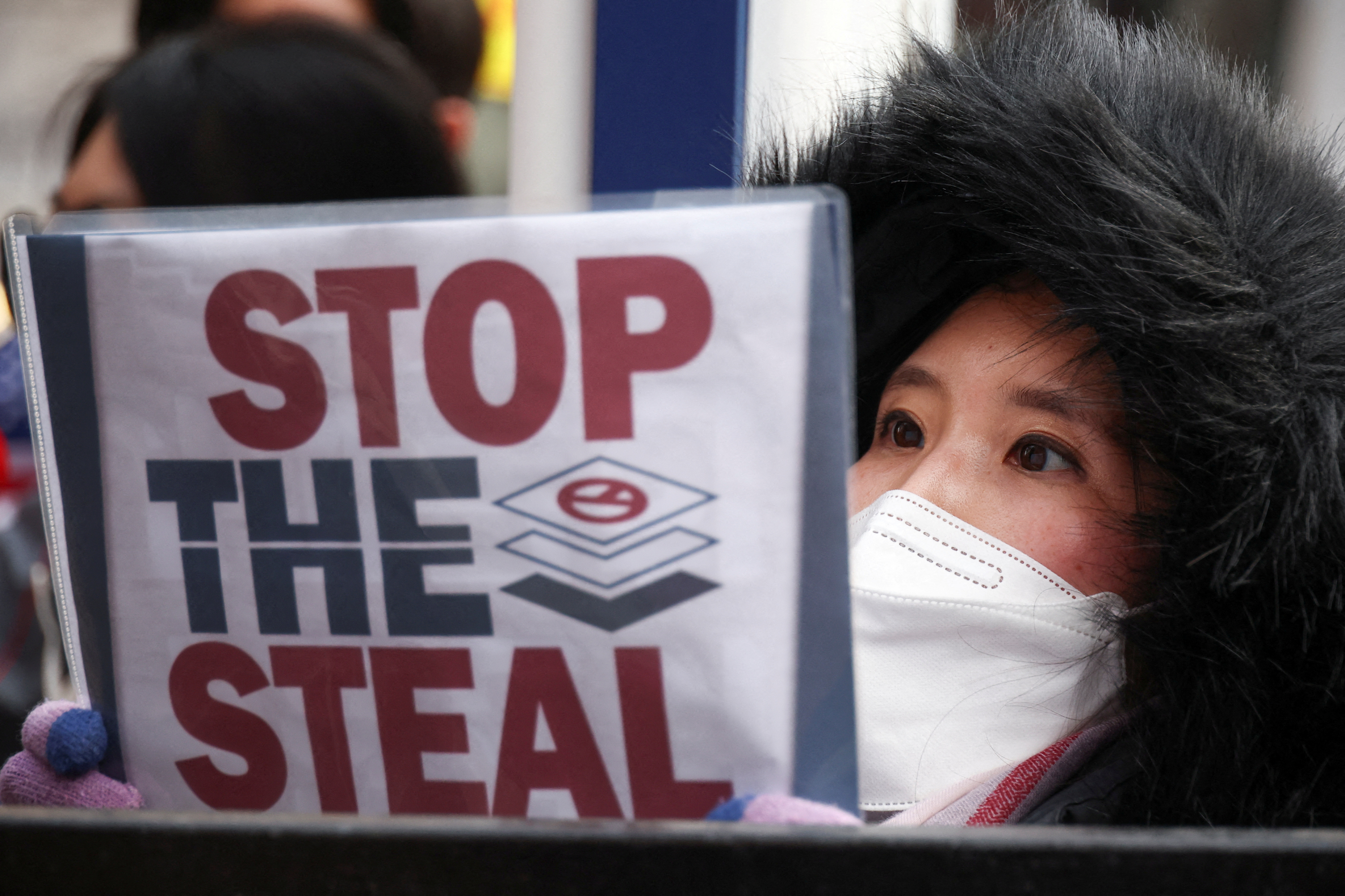 Protesters storm S. Korea court after it extends Yoon’s detention