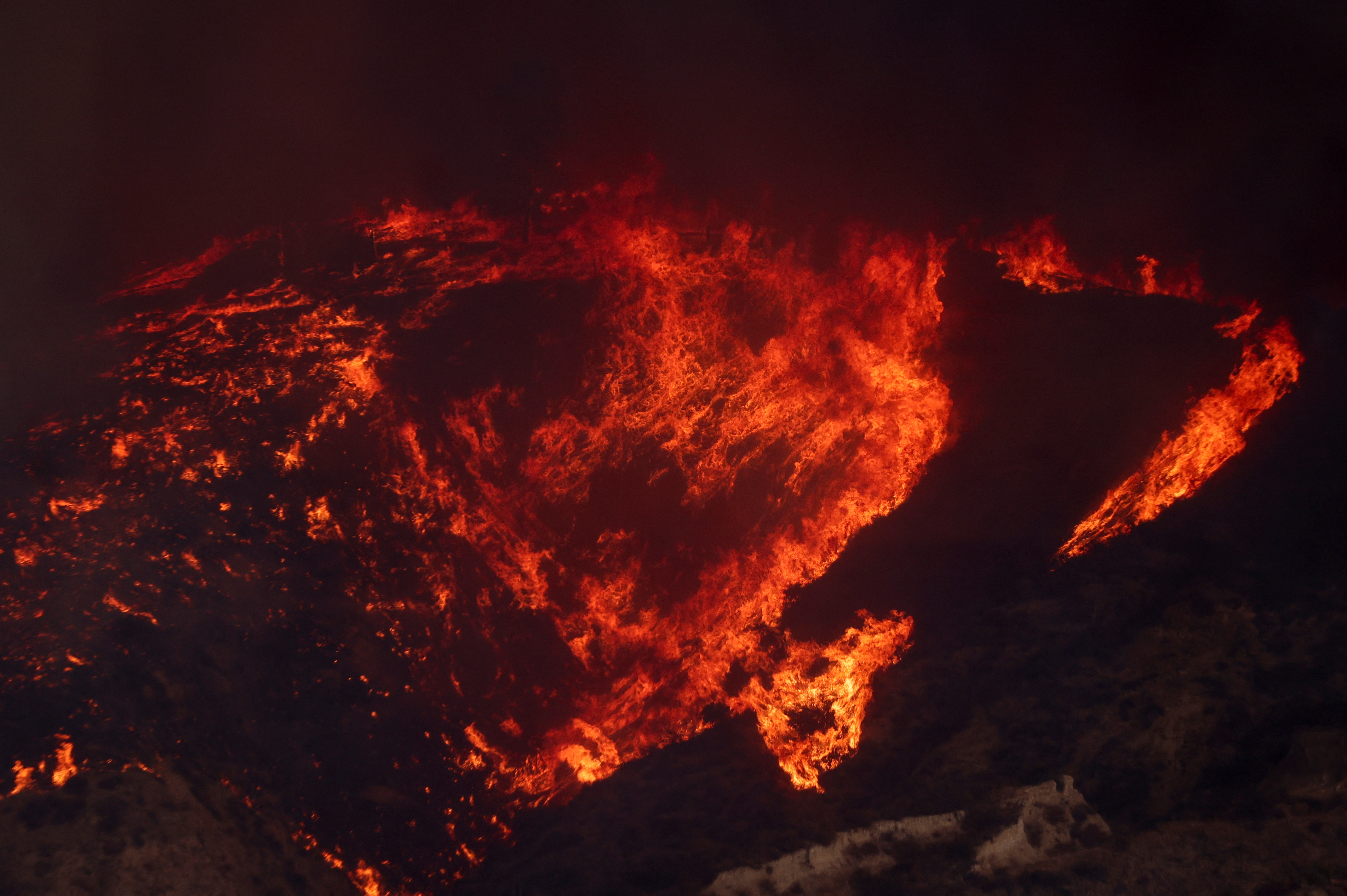 Fresh Los Angeles wildfire explodes to 9,400 acres, forces evacs