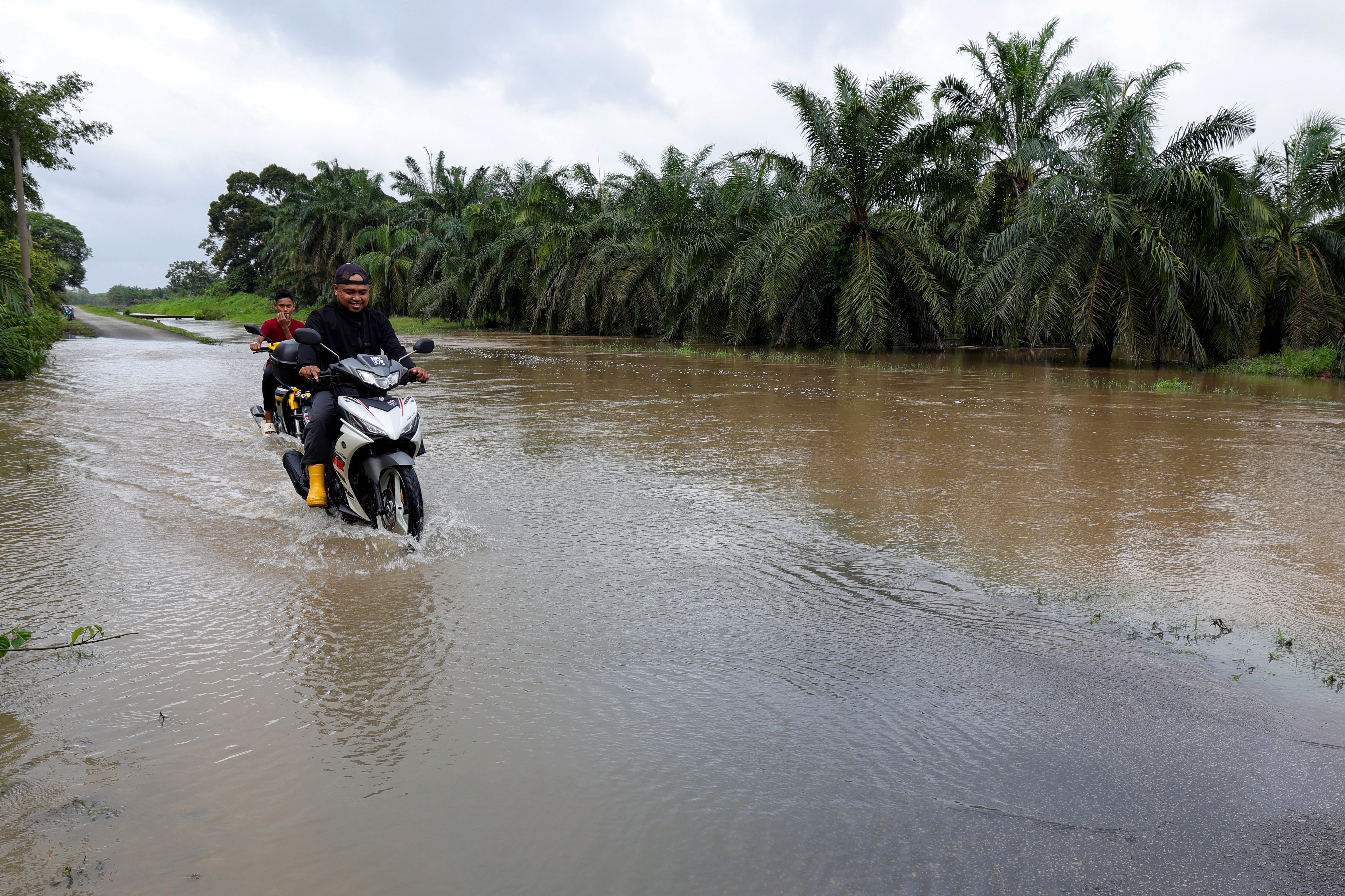 Floods displace more people in Pahang, recede in Johor