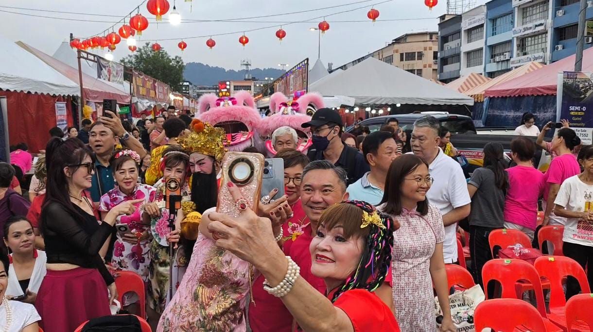 蒲种年货街人潮往来炒热气氛  黄思汉：集中式概念奏效冀未来再办