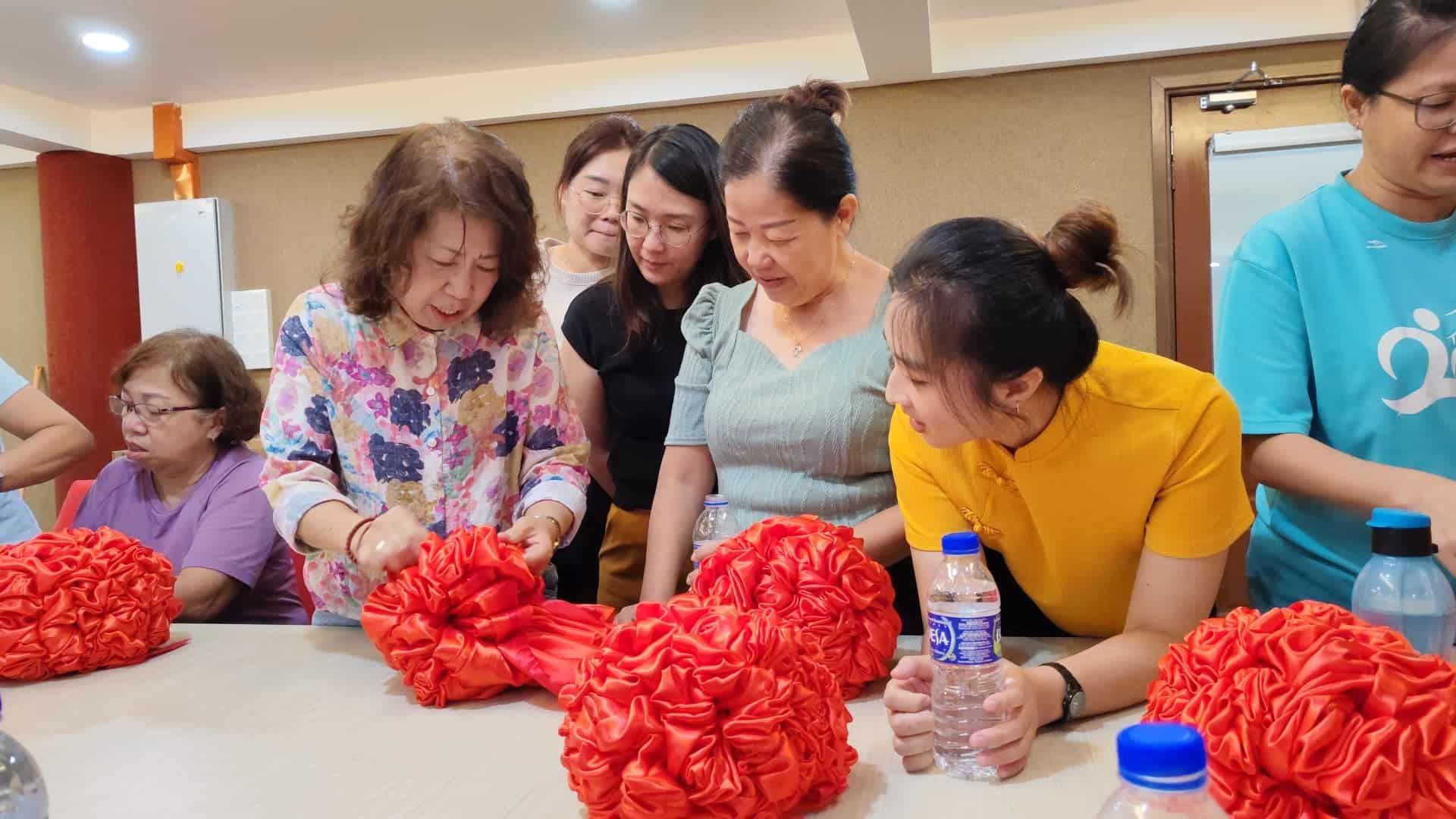 仁嘉隆万寿宫.妇女齐动手   手作大红花绣球迎新春