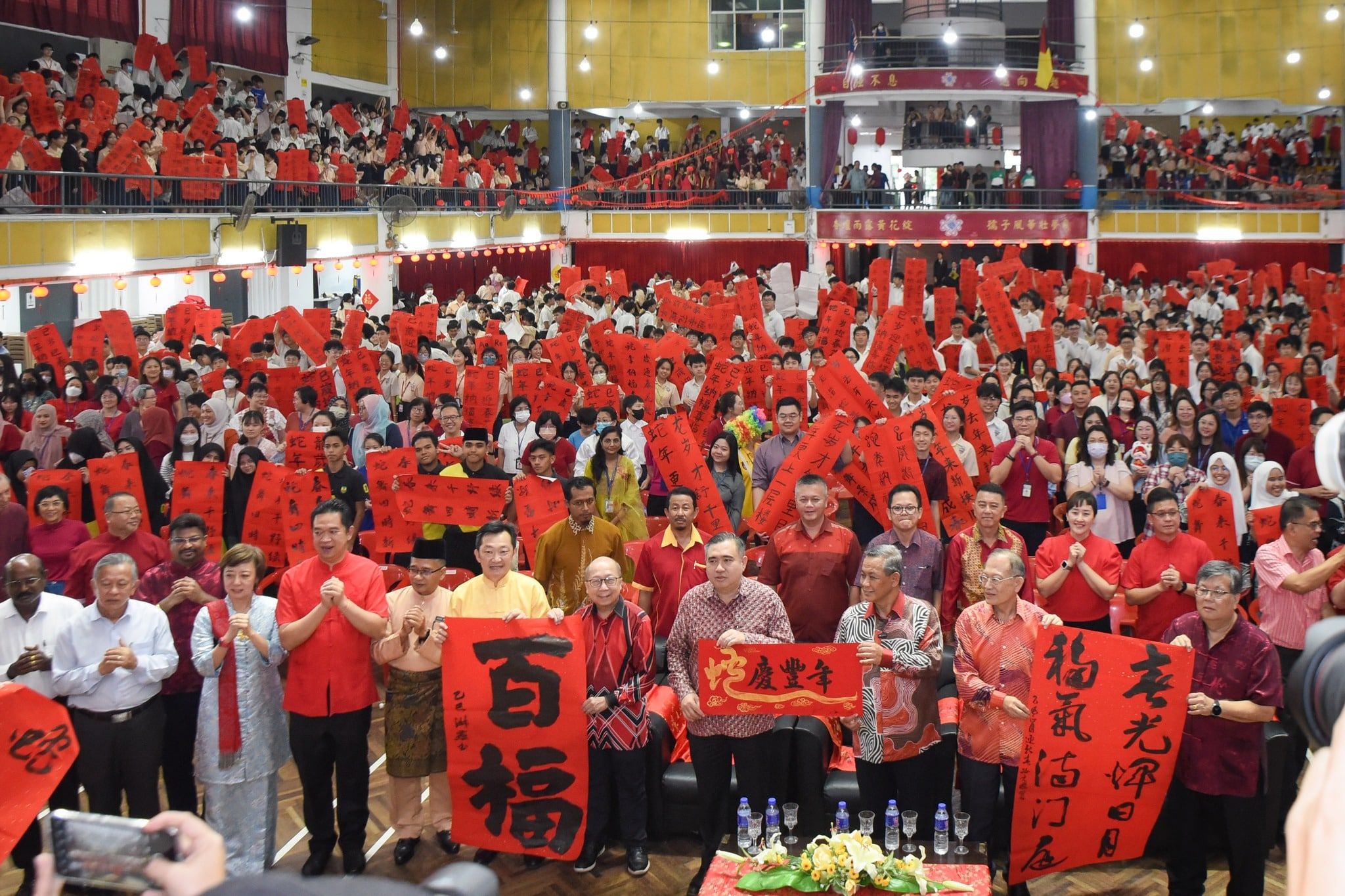 陆兆福森大臣为华社捎“大红包”  捐芙中38万·波中20万！