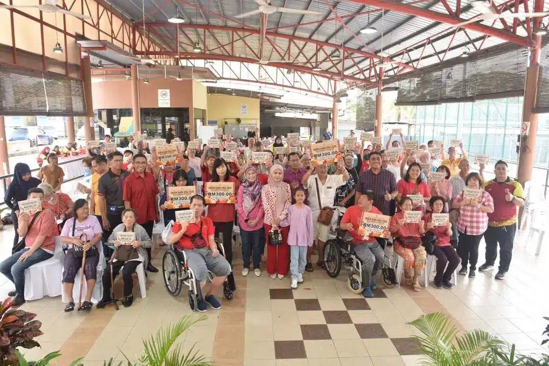  சீனப் புத்தாண்டைக் கொண்டாடும் எம்பிபிஜே மாநகர் குடியிருப்பாளர்களுக்கு RM300 நன்கொடைகளை வழங்கியது