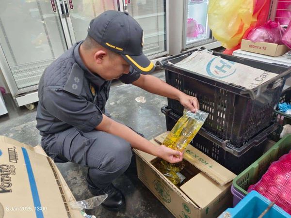 私藏包装食用油卖给特定人士 执法人员突击搜出140包