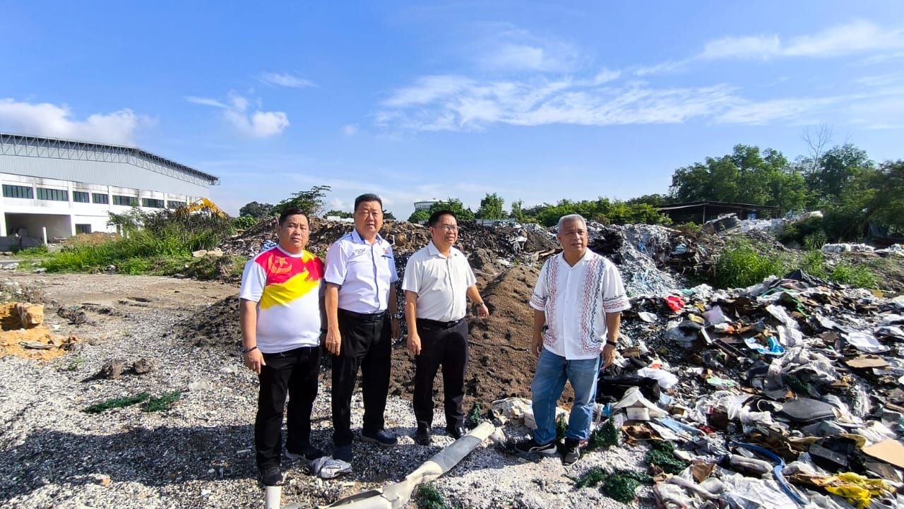 转移阵地班村非法倾倒垃圾发恶臭 市政厅扣押不法之徒三辆罗里