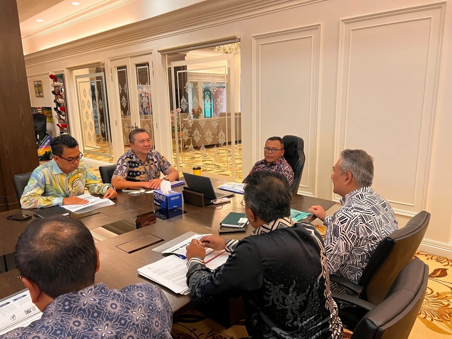 MB chairs meeting with Khazanah, discusses Selangor’s semiconductor, aerospace industries