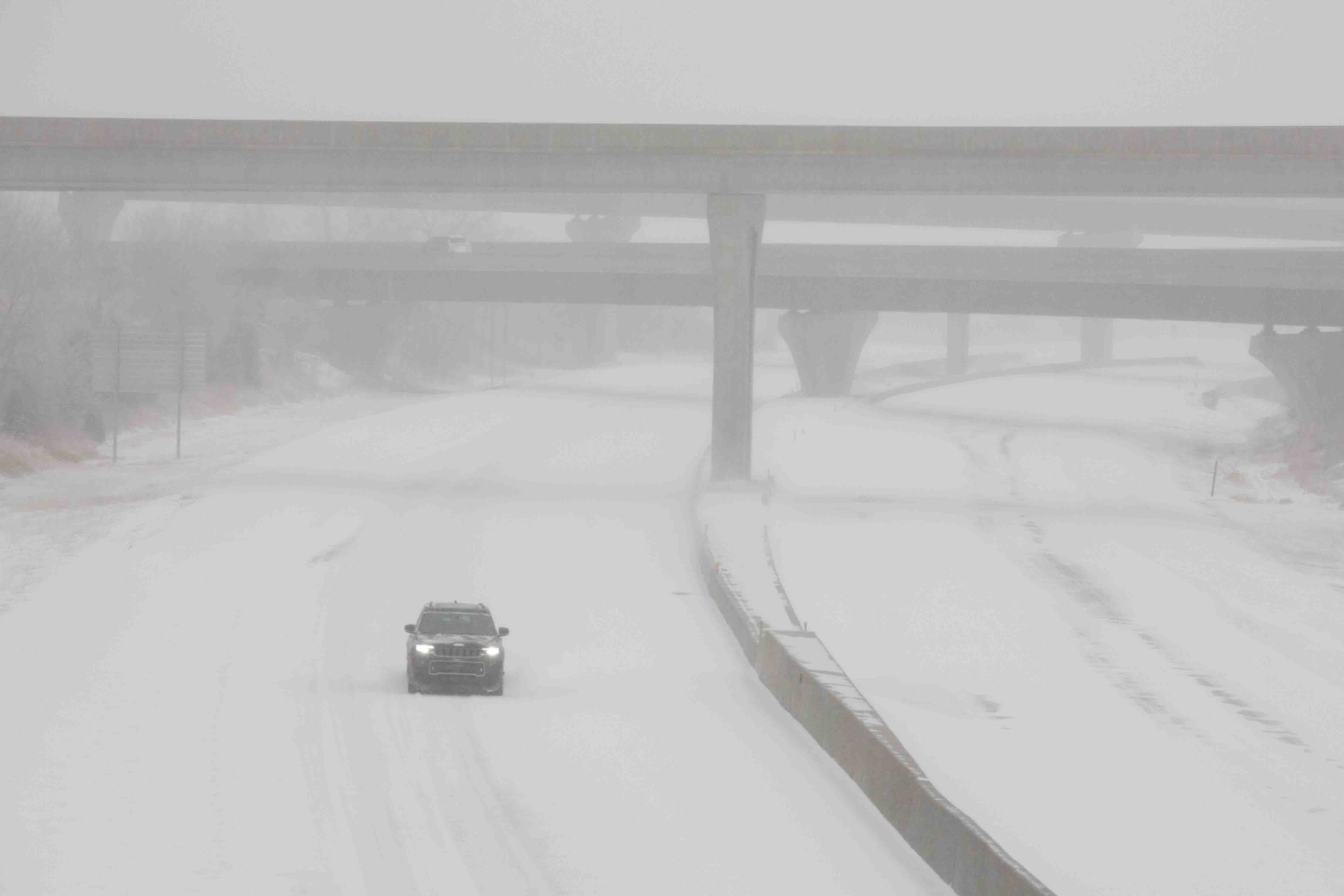 Winter storm hits central US, barrels toward Washington