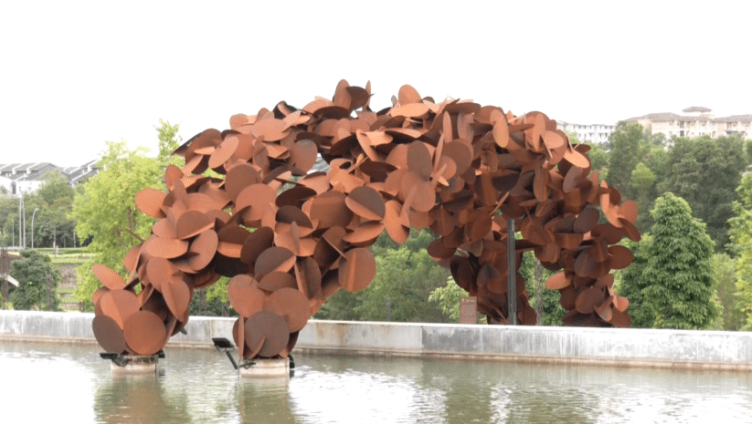 Pengarca hasil rekaan lambang kemakmuran di Bandar Elmina