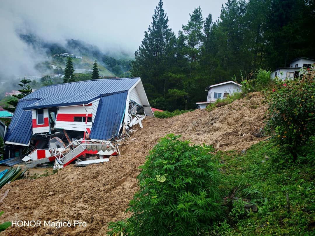 மூன்று மணி நேர கன மழையால் பாயா தெருபோங்கில் நிலச்சரிவு