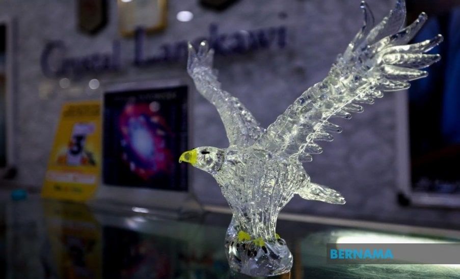 水晶老鹰雕塑峇迪项圈 赠东盟外长会议代表团