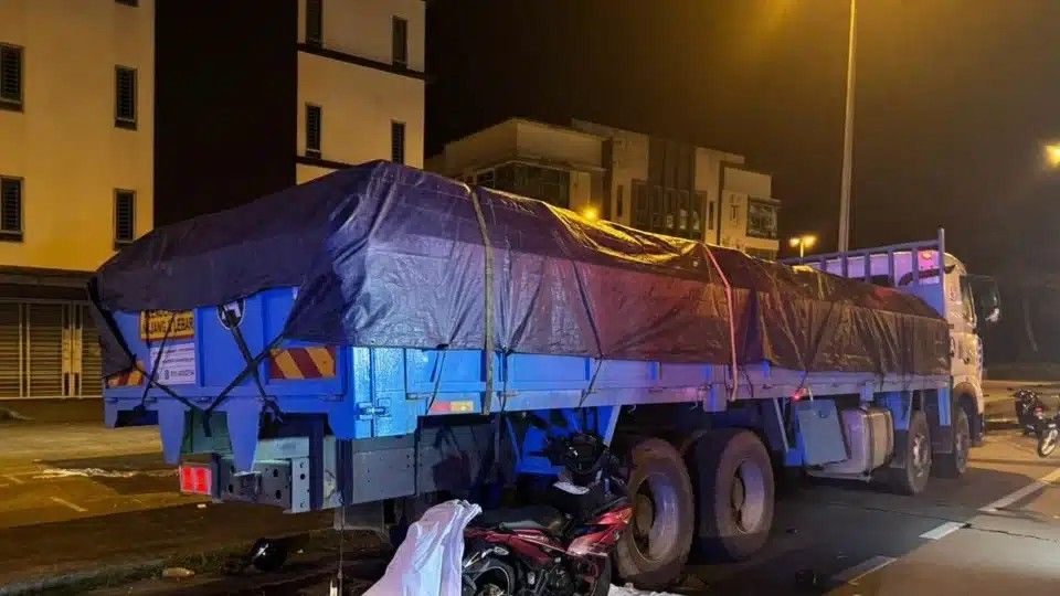 摩托车撞停靠路肩罗里  表兄弟双双丧命