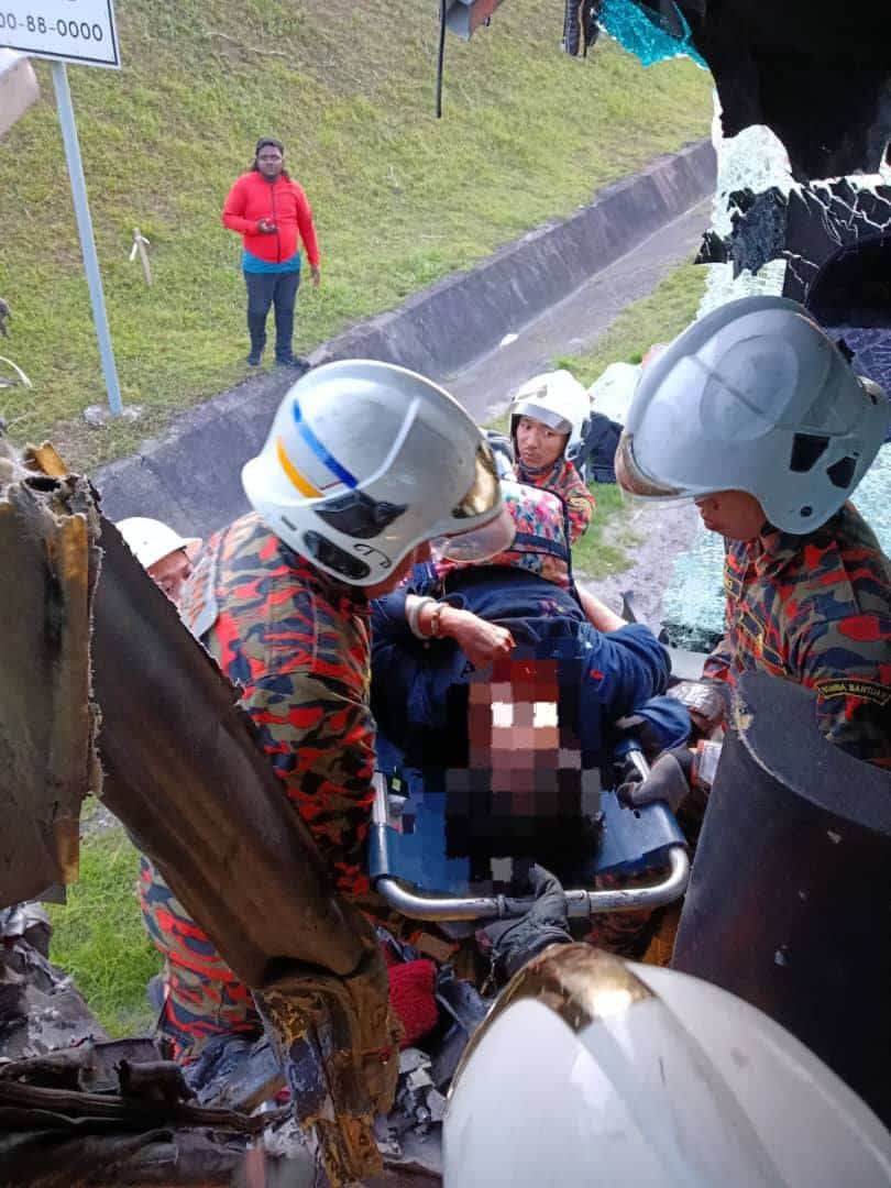 巴士与拖格罗里大道相撞  2巴士乘客受伤