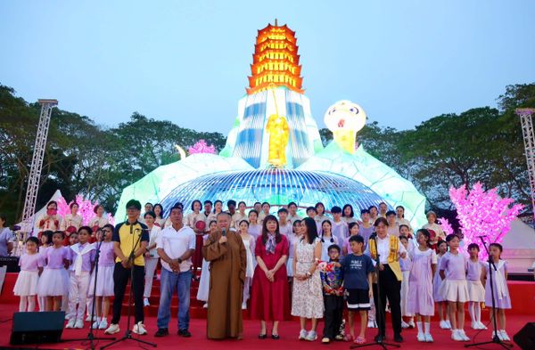 东禅寺灯会125至元宵开放 22米白蛇传主灯.凤凰报喜花灯吸睛