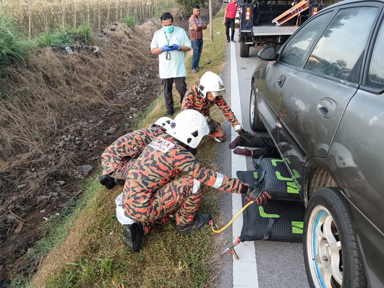 1车2摩托连环撞  女骑士命丧车底