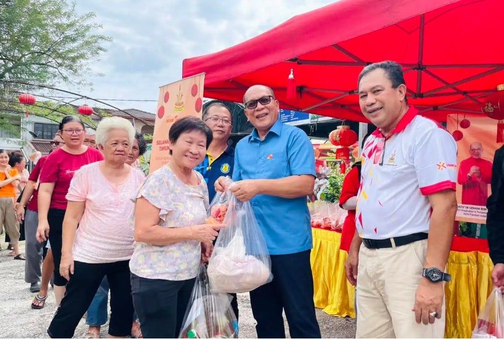 依兹汉配合新春派肉鸡食物盒  250名班登区选民开心过年