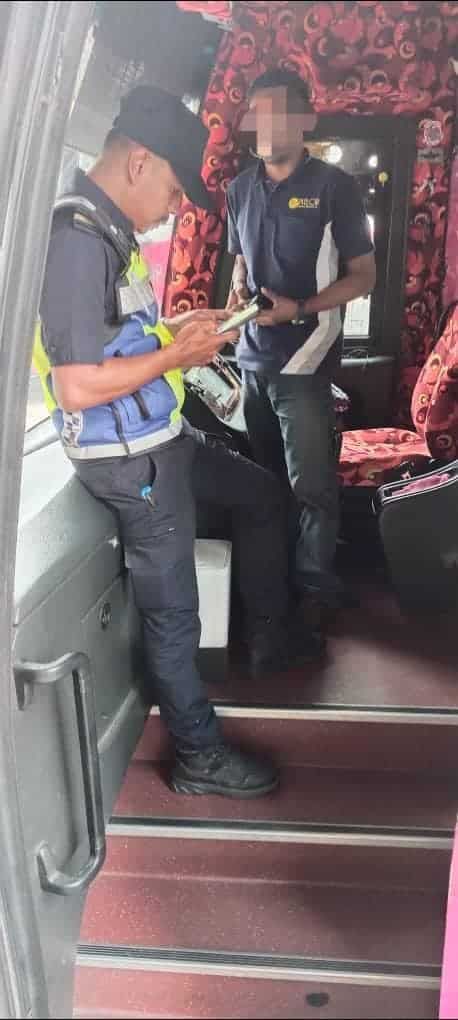 甲17辆长巴违规禁载客 一司机尿检对冰毒呈阳性