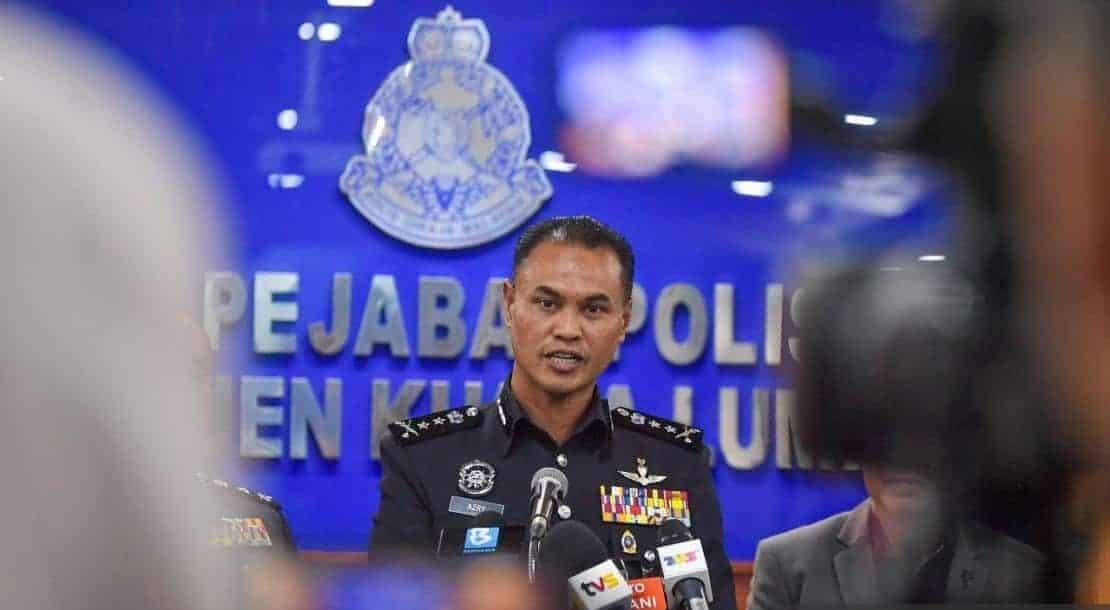 கூட்டத்தினர் மீது  வாகனங்கள் மோதிய சம்பவம்- மூவருக்கு போலீஸ் வலைவீச்சு