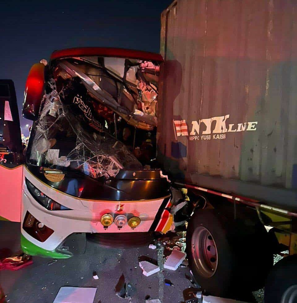 கொள்கலன் லோரியை சுற்றுலா பஸ் மோதியது- 23 பயணிகள் காயம்