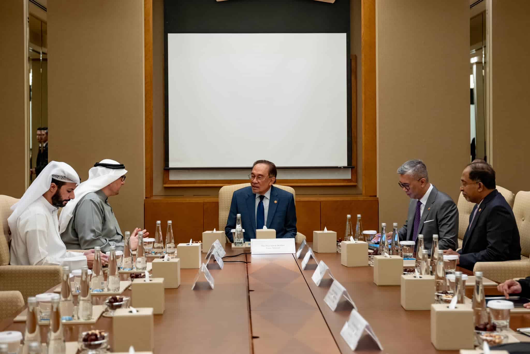 Anwar bertemu rakan sejawat di Dubai, bincang usaha kukuhkan hubungan dua hala