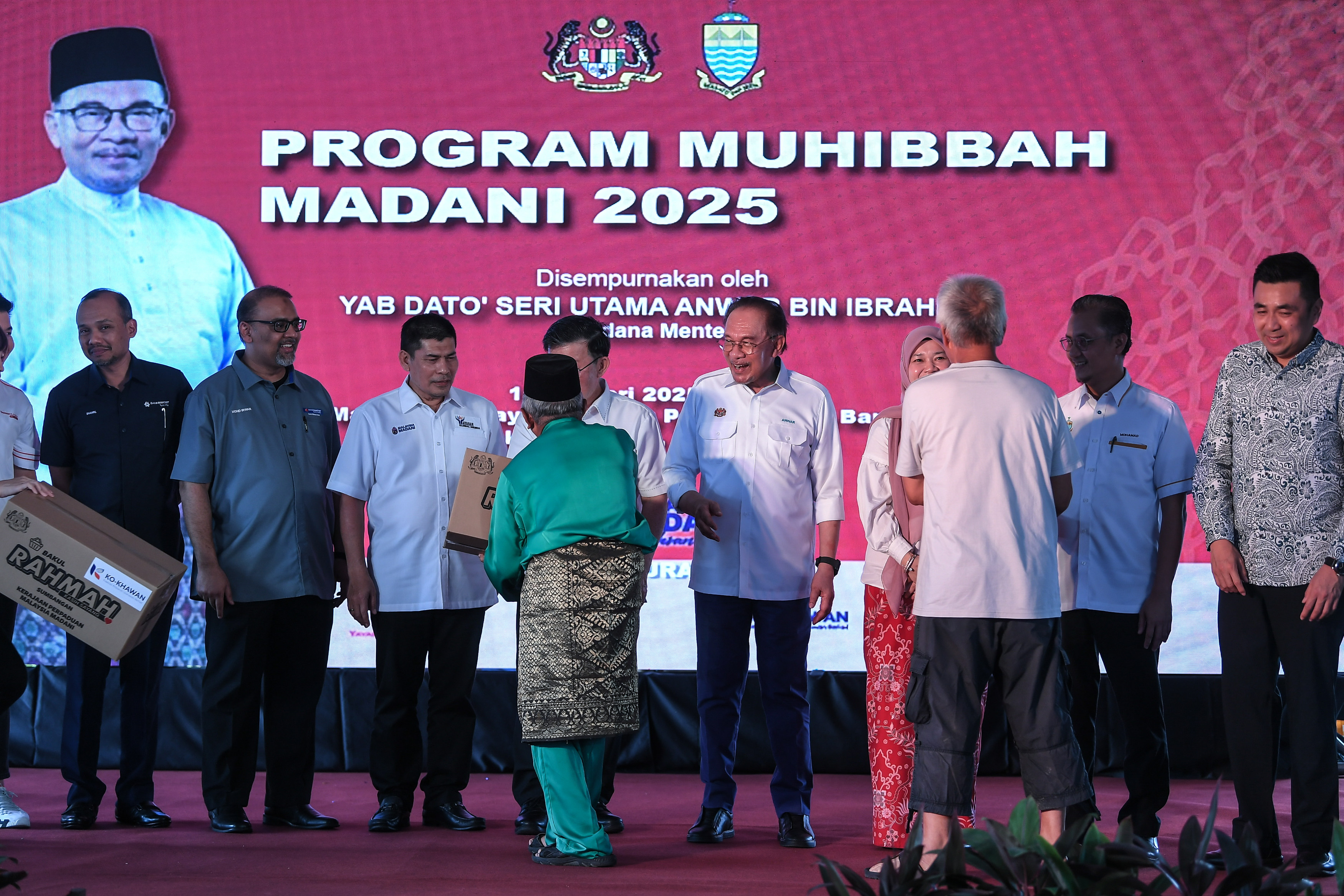 PM hands over essentials, school supplies under Muhibbah Madani initiative