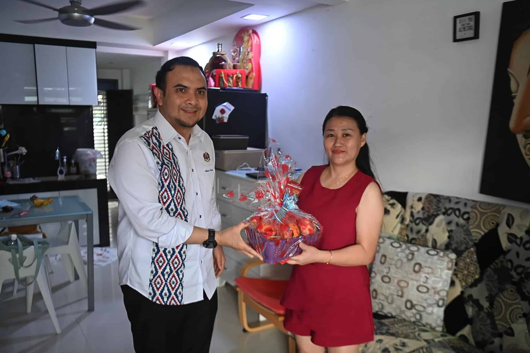 Anwar hulur sumbangan kepada ibu tunggal, mualaf, doa diberi kesejahteraan