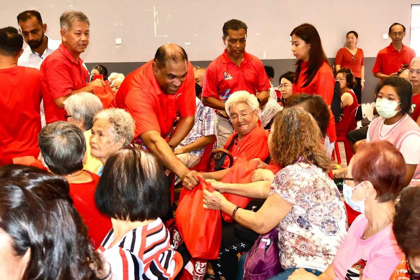 Tahun Baharu Cina: Lebih 100 warga emas Sungai Buloh terima bakul makanan