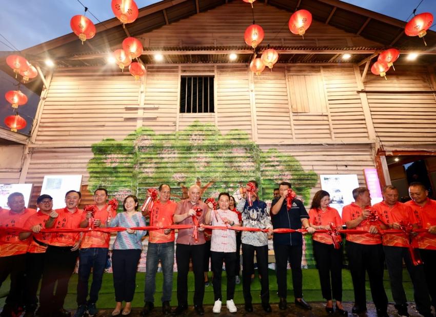 仁嘉隆幸福村新春庆典隆重引爆 拱门率先亮灯打响新春首炮
