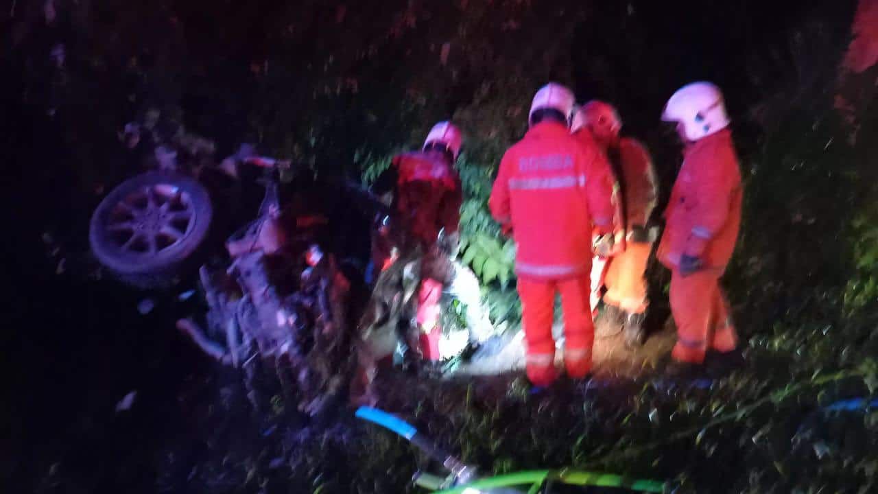 重型罗里与轿车碰撞 两父女当场死亡