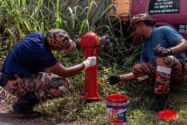 关东村与消拯局合作 检查消防栓确保安全