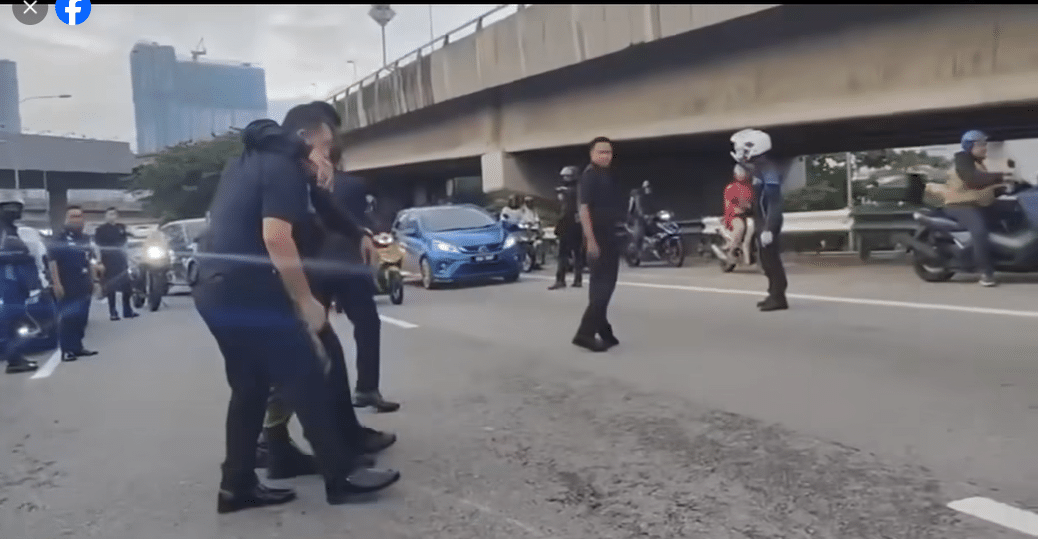 （视频）警察总长路过隆芙大道 助车祸受伤摩托骑士