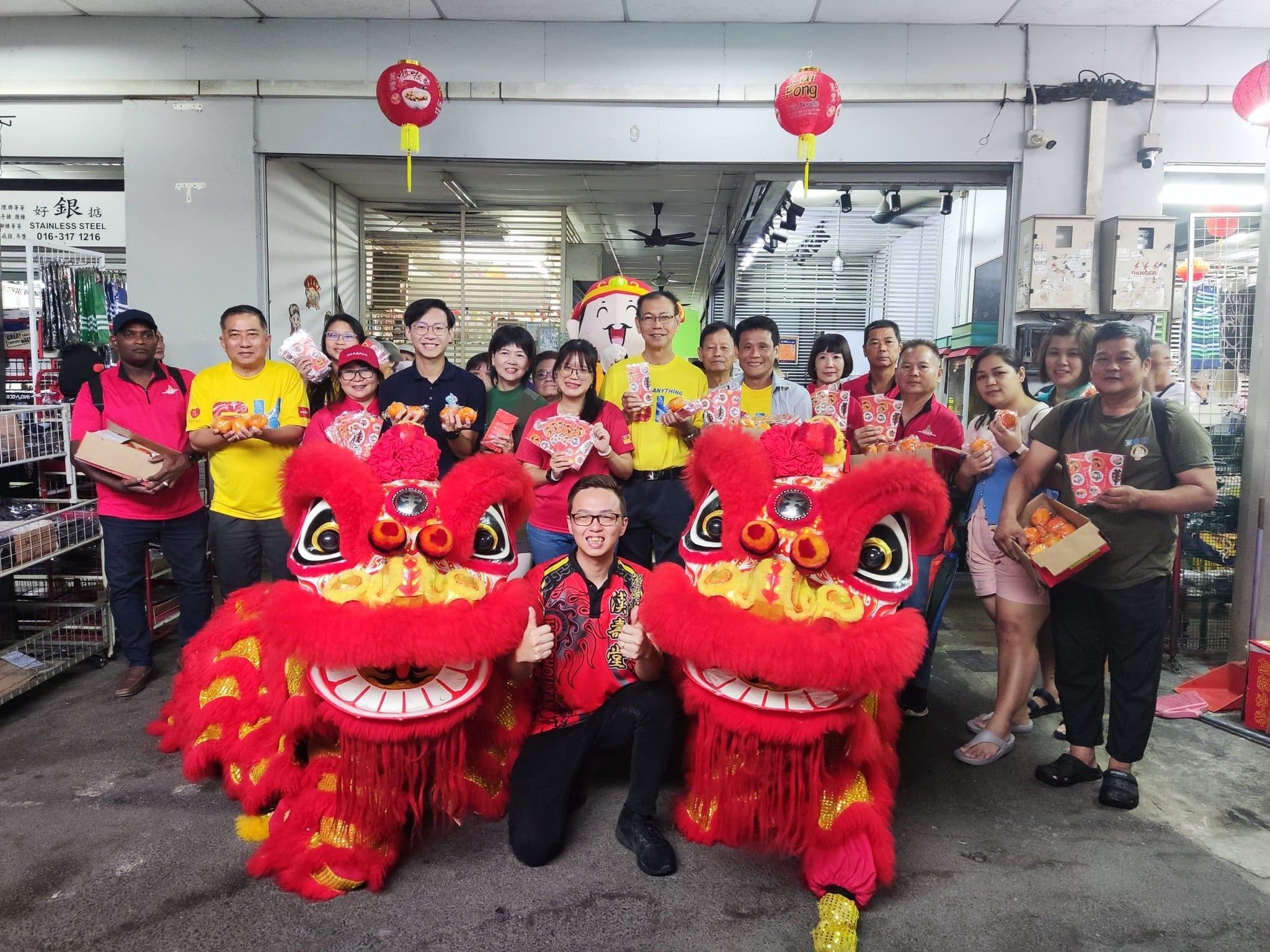 王诗棋率团队两巴刹派红包封  推广在地6美食.沙登吉祥物登场