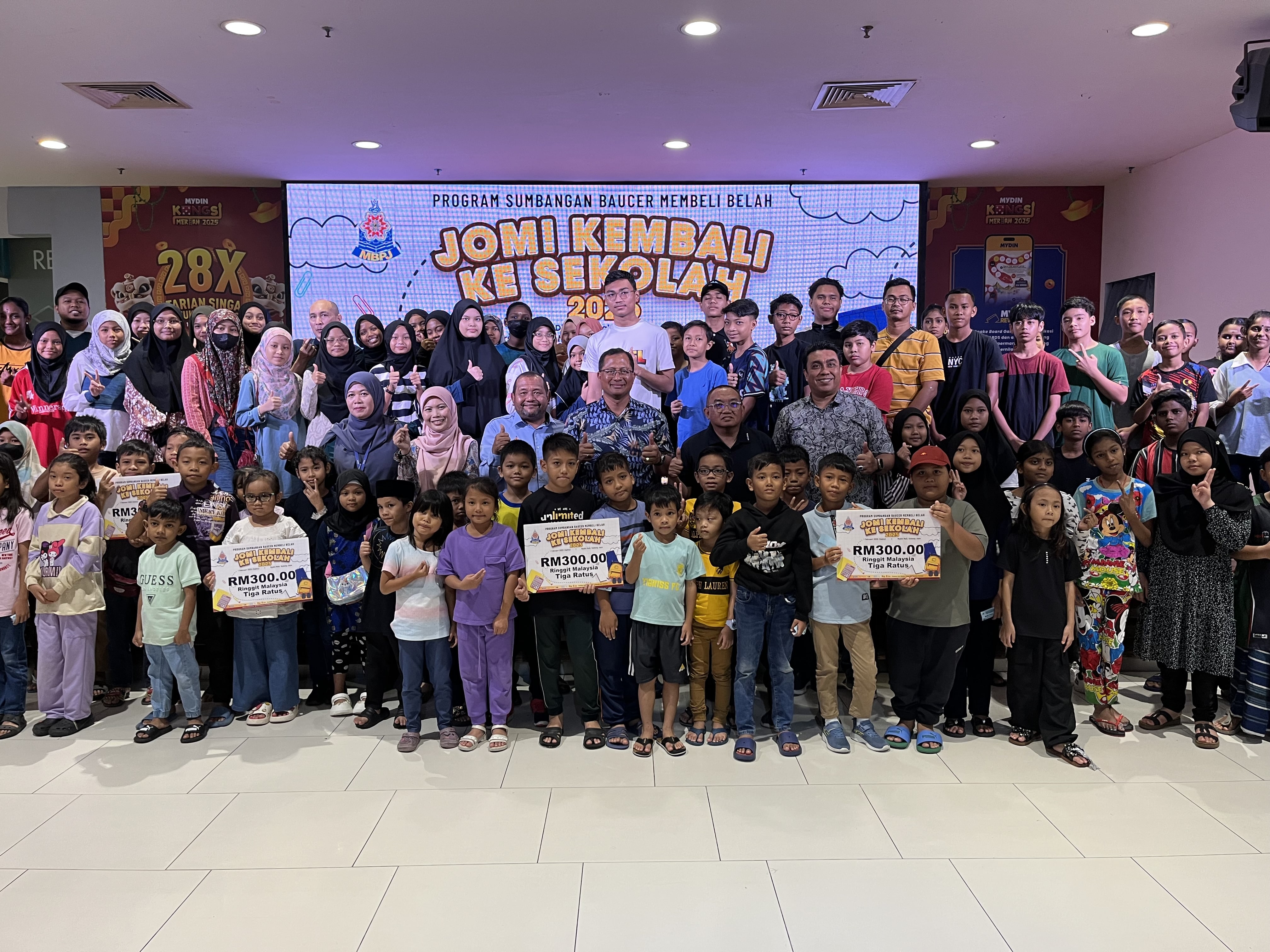 MBPJ agih baucar beli-belah kepada 100 pelajar, beli kelengkapan sekolah
