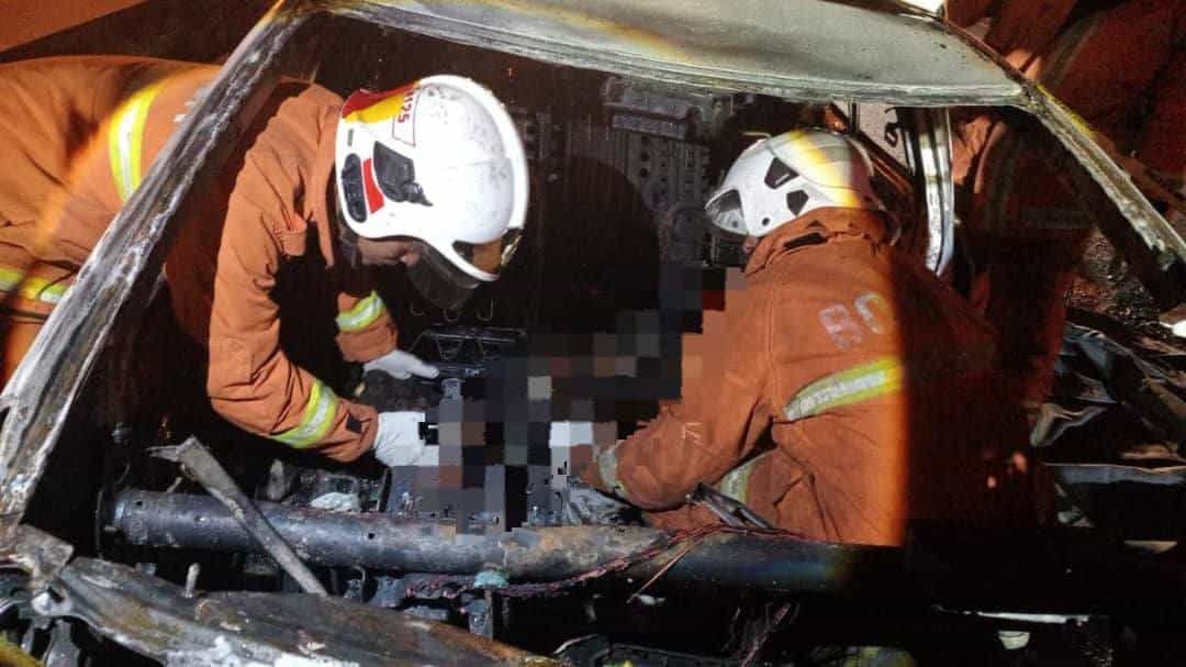 轿车疑失控撞分界堤起火   司机逃生不及被烧死！