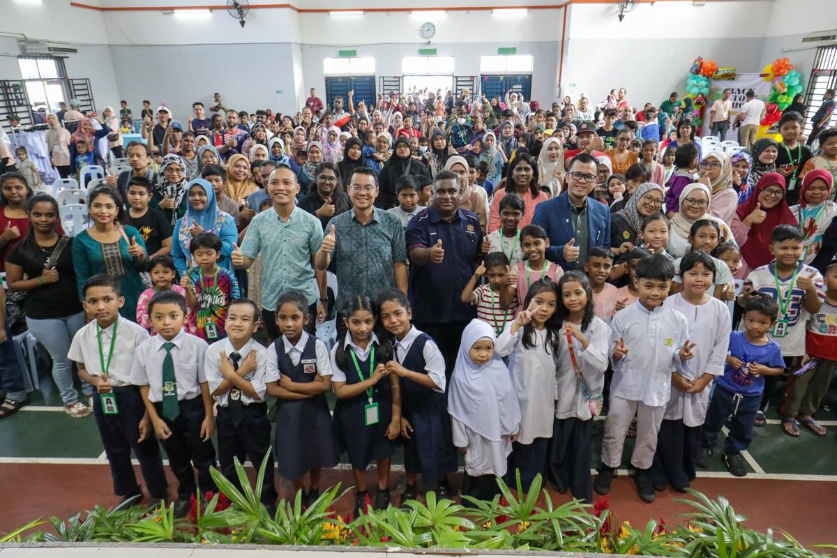 Over 1,600 B40 students in PJ get back-to-school aid