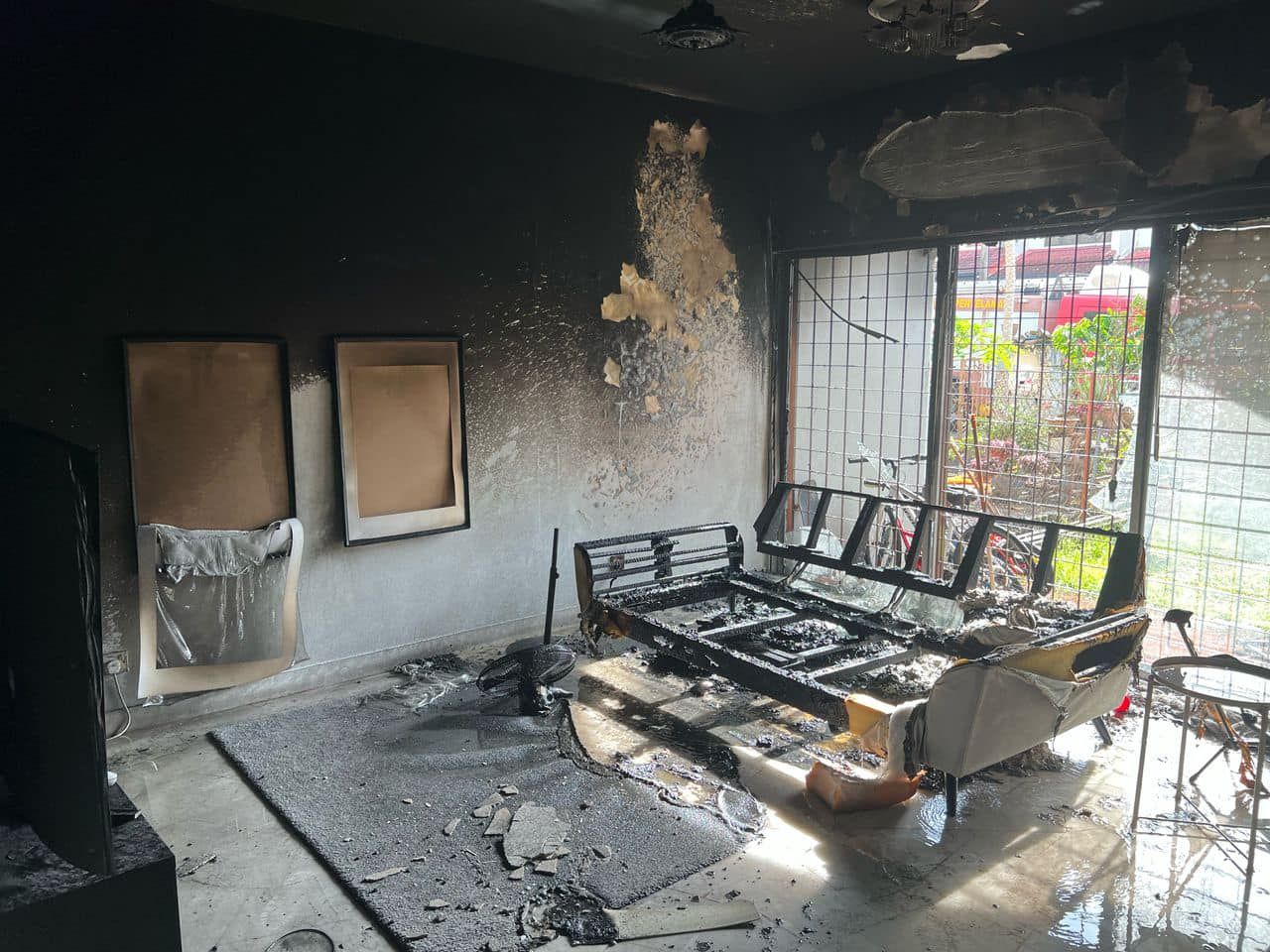 Bomba selamat dua beranak terperangkap dalam rumah terbakar